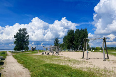 Skats uz rotaļu laukumu Salaspils pludmalē