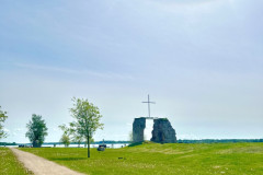 Skats uz Sv. Jura baznīcas drupām Salaspils pludmalē 