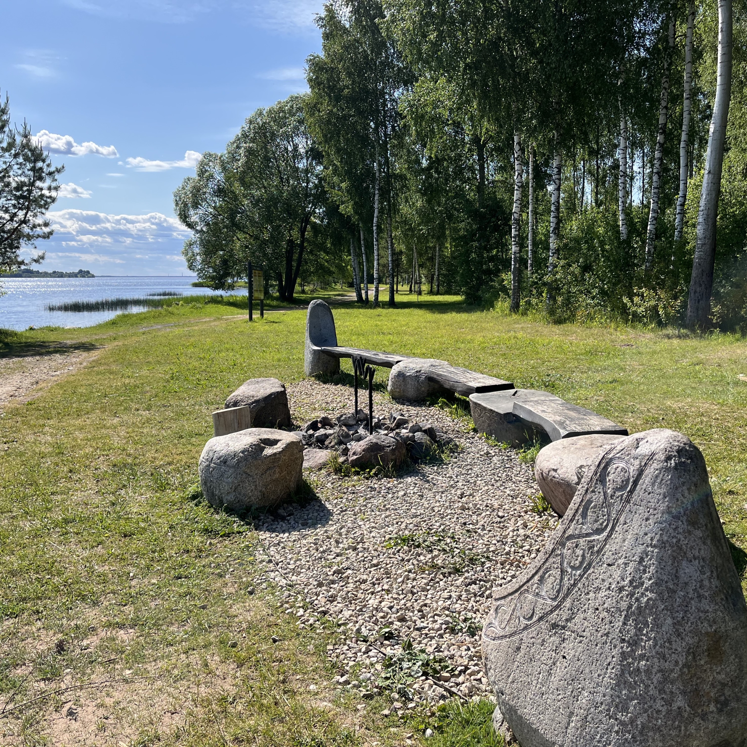 Atpūtas vieta pie Ako piemiņas vietas. Ugunskura vieta, akmens un koka soliņie, ko ieskauj koki. Viens no akmeņiem rotāts ar iegravētu rakstu.