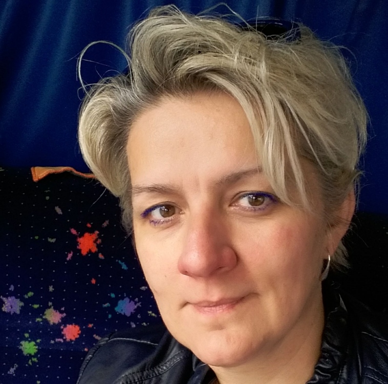 Kristine-Sprula_gide Gide Kristīne Sprula - Ceļotāja, kas sēž sabiedriskā transporta sēdeklī.