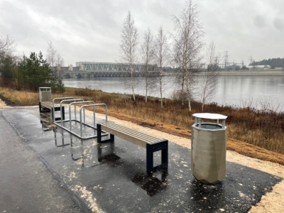 Pastaigu un velo celiņš Zirņu salā ar skatu uz Rīgas HES. Atpūtas vieta aprīkota ar moderniem soliņiem un velostatīviem.