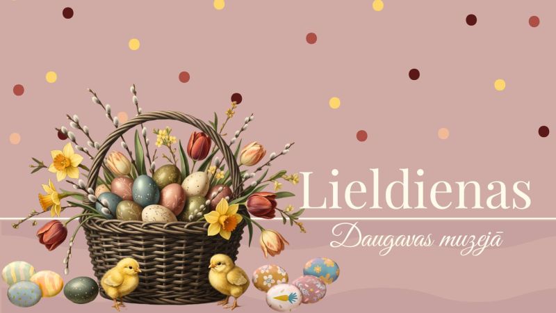 Lieldienas Daugavas muzejā. Grozs ar krāsainām Lieldienu olām, tulpēm, narcisēm un vītola zariņiem, blakus divi cāļi un izrotātas olas.