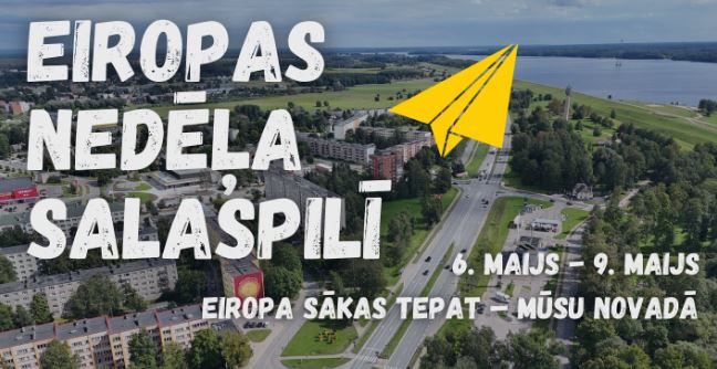 Salaspils pilsētas ainava ar daudzdzīvokļu ēkām un ceļiem, fonā Daugava. Attēlā redzams dzeltens papīra lidmašīnas simbols un teksts: EIROPAS NEDĒĻA, SALASPILĪ, 6. MAIJS – 9. MAIJS, EIROPA SĀKAS TEPAT – MŪSU NOVADĀ.